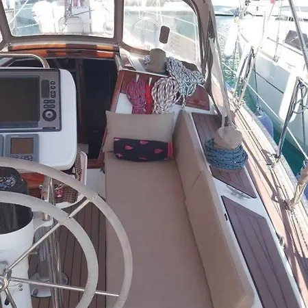 Sailboat Ботель *